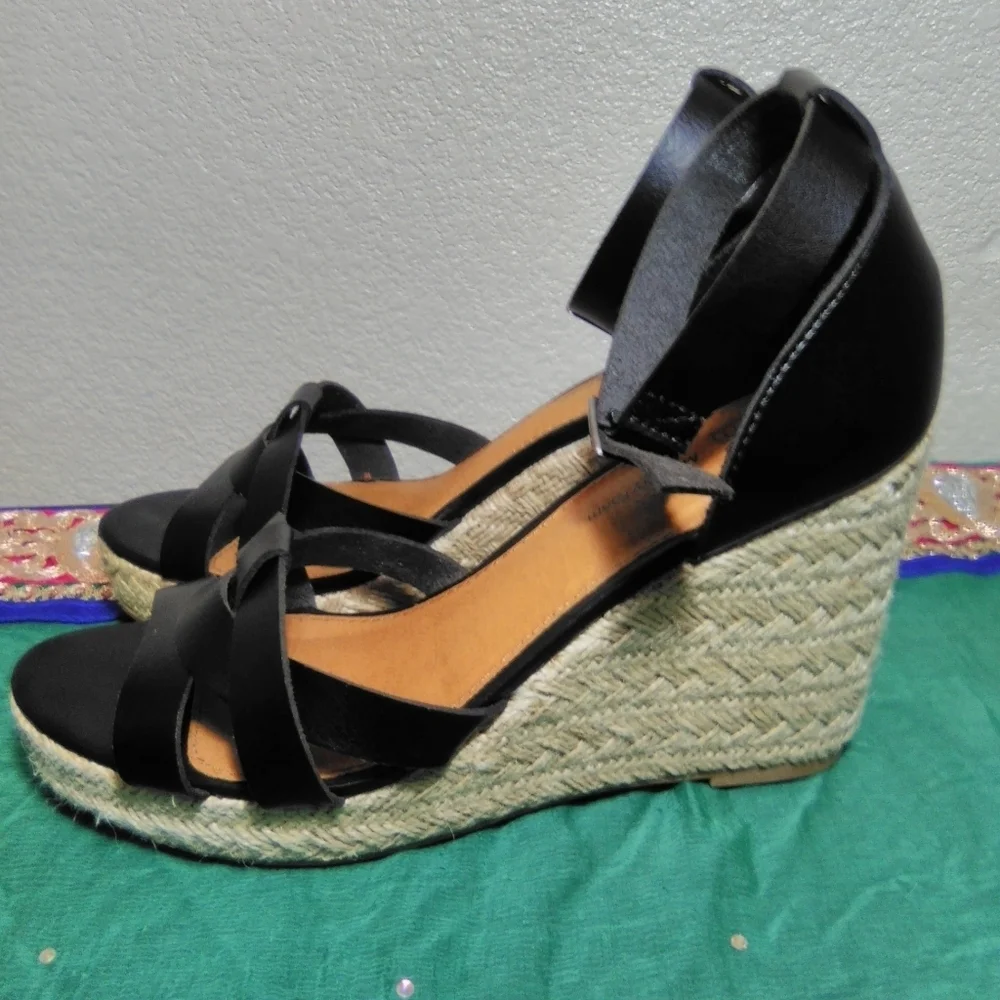 Time and Tru Black Leather platform sandals w/memory foam insoles